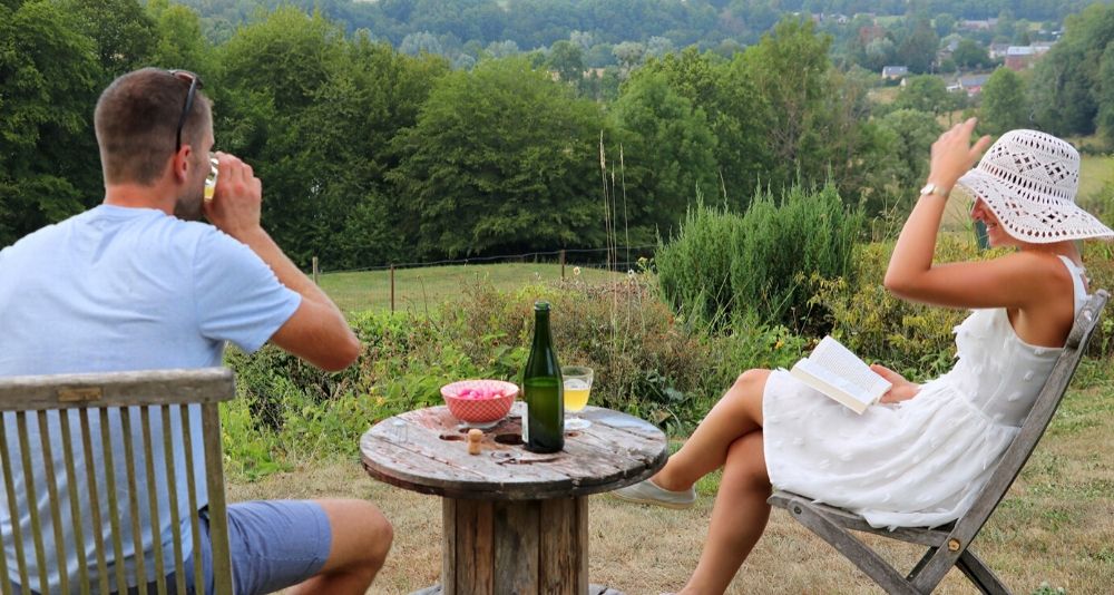 un couple prend l'apéro au soleil en Théirache