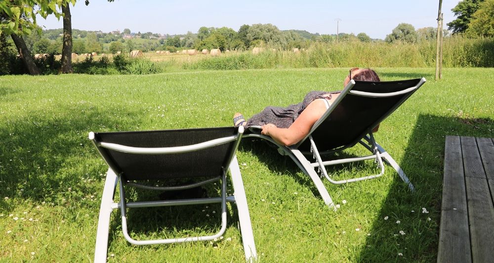 une femme sur sa chaise lognue en pleine campagne