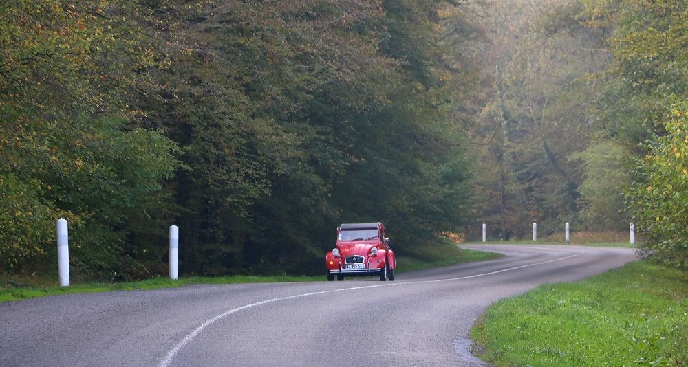 une 2 cv sur les routes de Thiérache